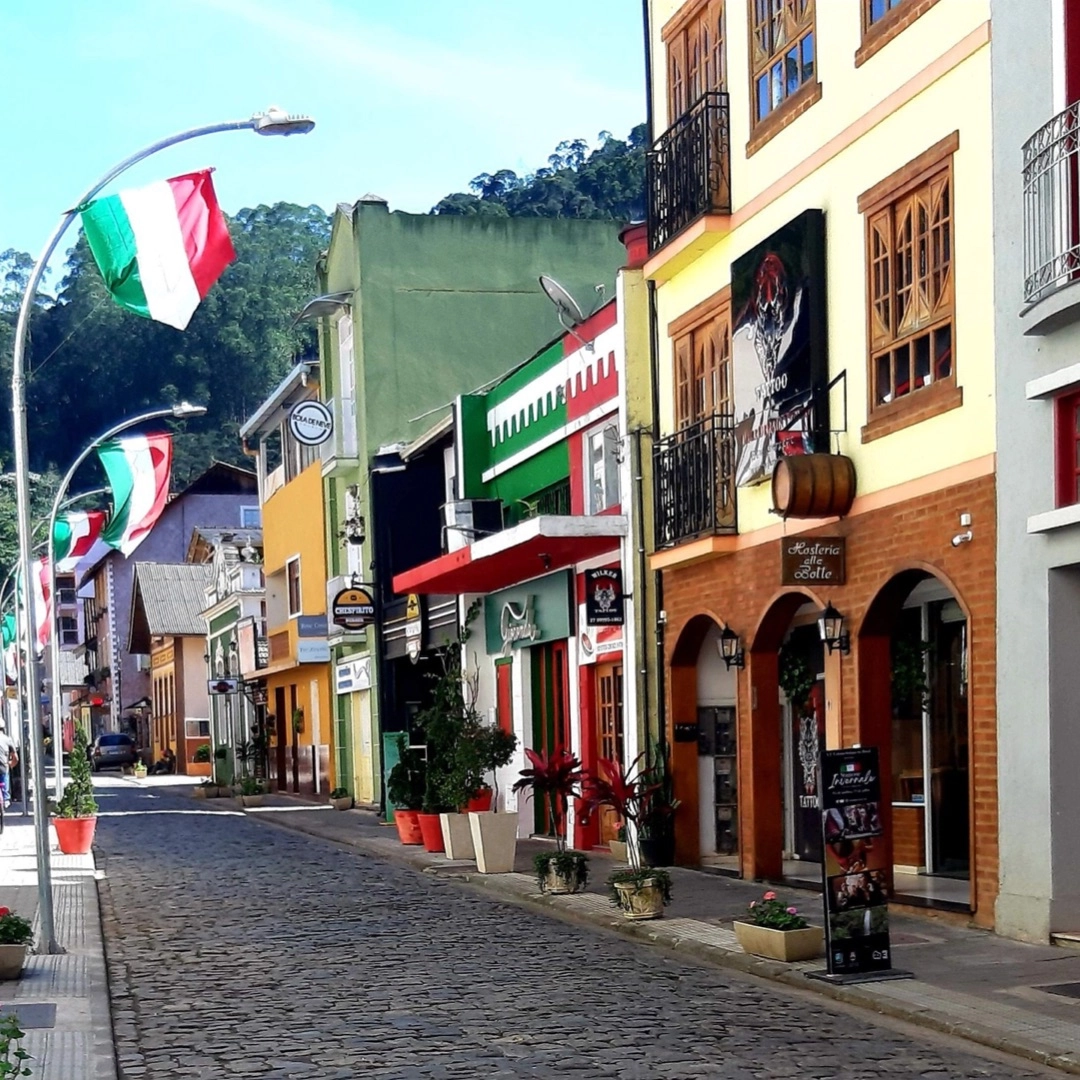 Pela primeira vez, desfile cívico em Santa Teresa tem plasticidade assinada por dois jovens carnavalesco 