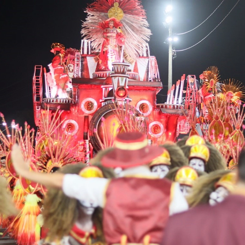 MUG prepara desfile luxuoso com abre-alas no limite do regulamento