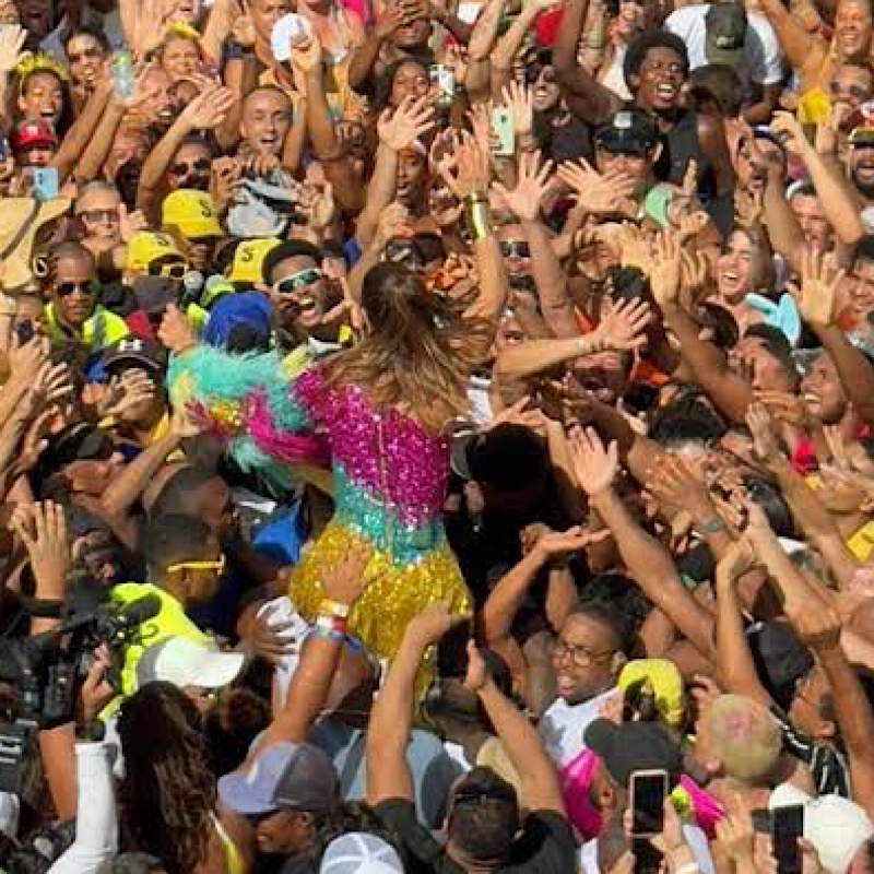 Consagração: Ivete Sangalo desce do trio e canta em meio aos fãs