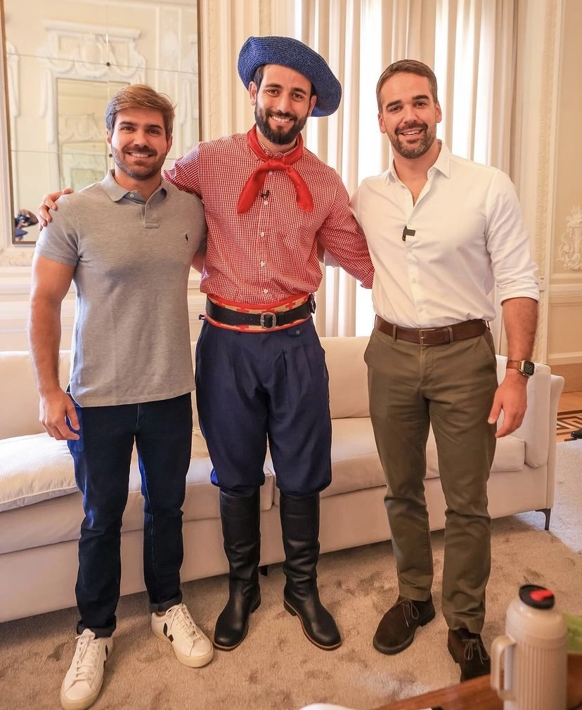 Governador Eduardo Leite e marido capixaba Tallis Bolzan recebe Matteus, vice-campeão do BBB, no Palácio Piratini