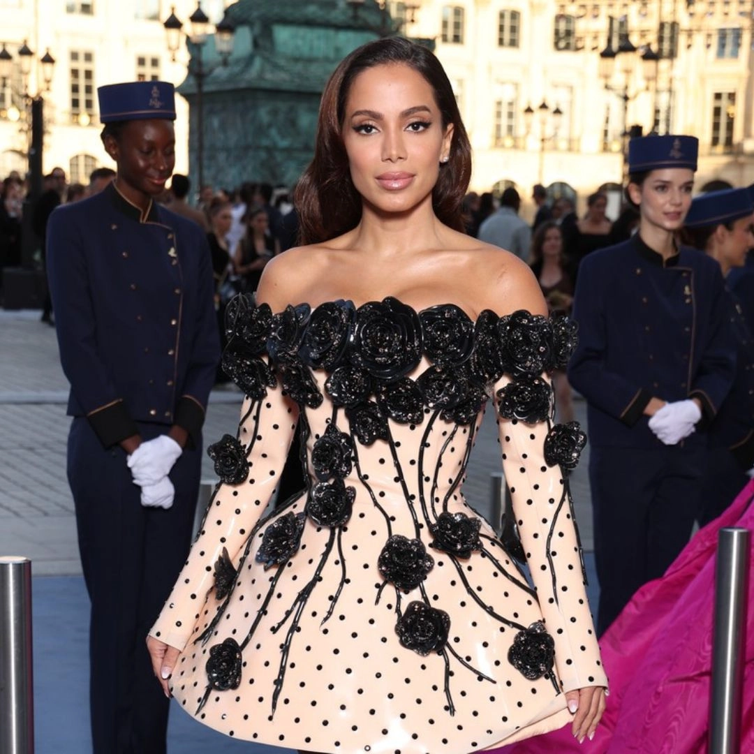 Presença de Anitta! Cantora atrai holofotes ao cruzar tapete vermelho do Vogue World 2024 em Paris