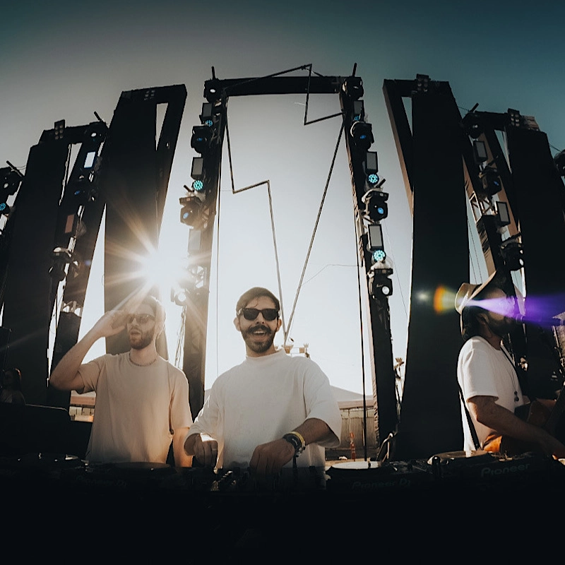 O trio paulista Rooftime comanda sunset de verão no TANTRAVITÓRIA neste domingo 