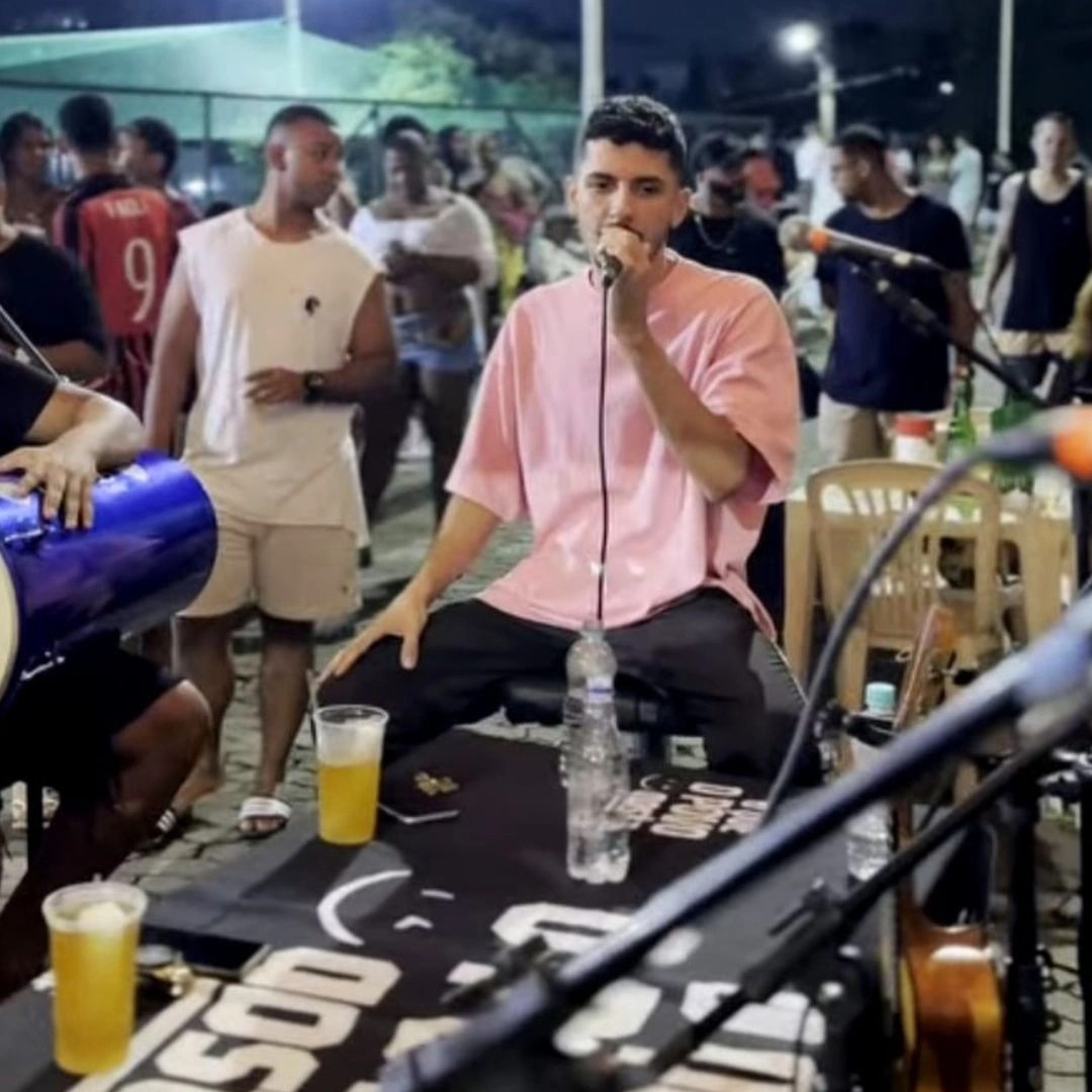 Revelação do pagode capixaba leva projeto musical para comunidade em Vitória