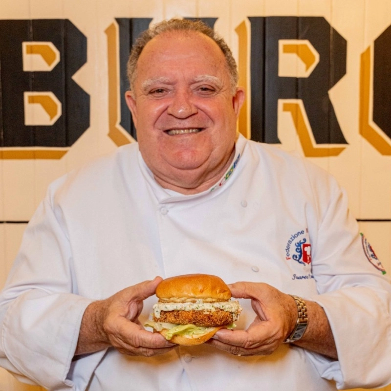 E Hoje! Chef Juarez Campos prepara noite inesquecível no T.T. Burger, com hambúrguer de camarão e chope em Vitória