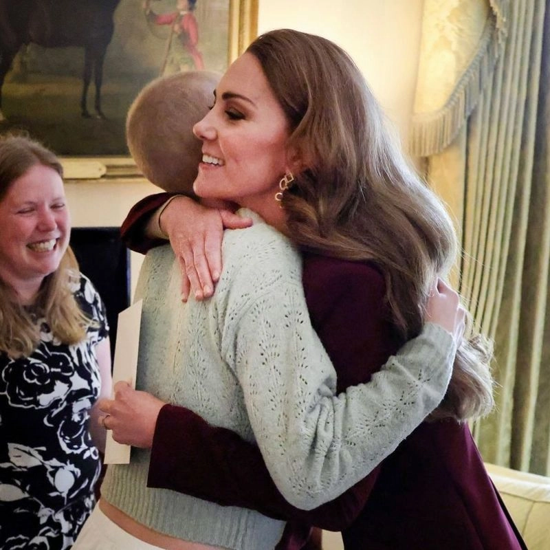 Kate Middleton emociona com retorno ao trabalho