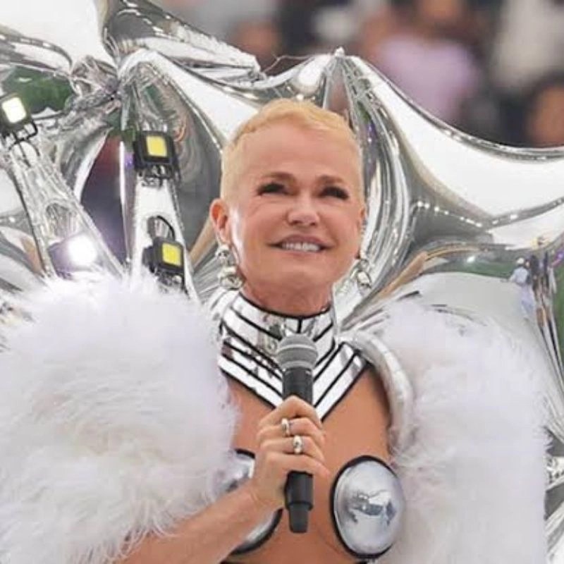 Xuxa leva cuspe de fã após show no Futebol da Esperança. Vídeo!